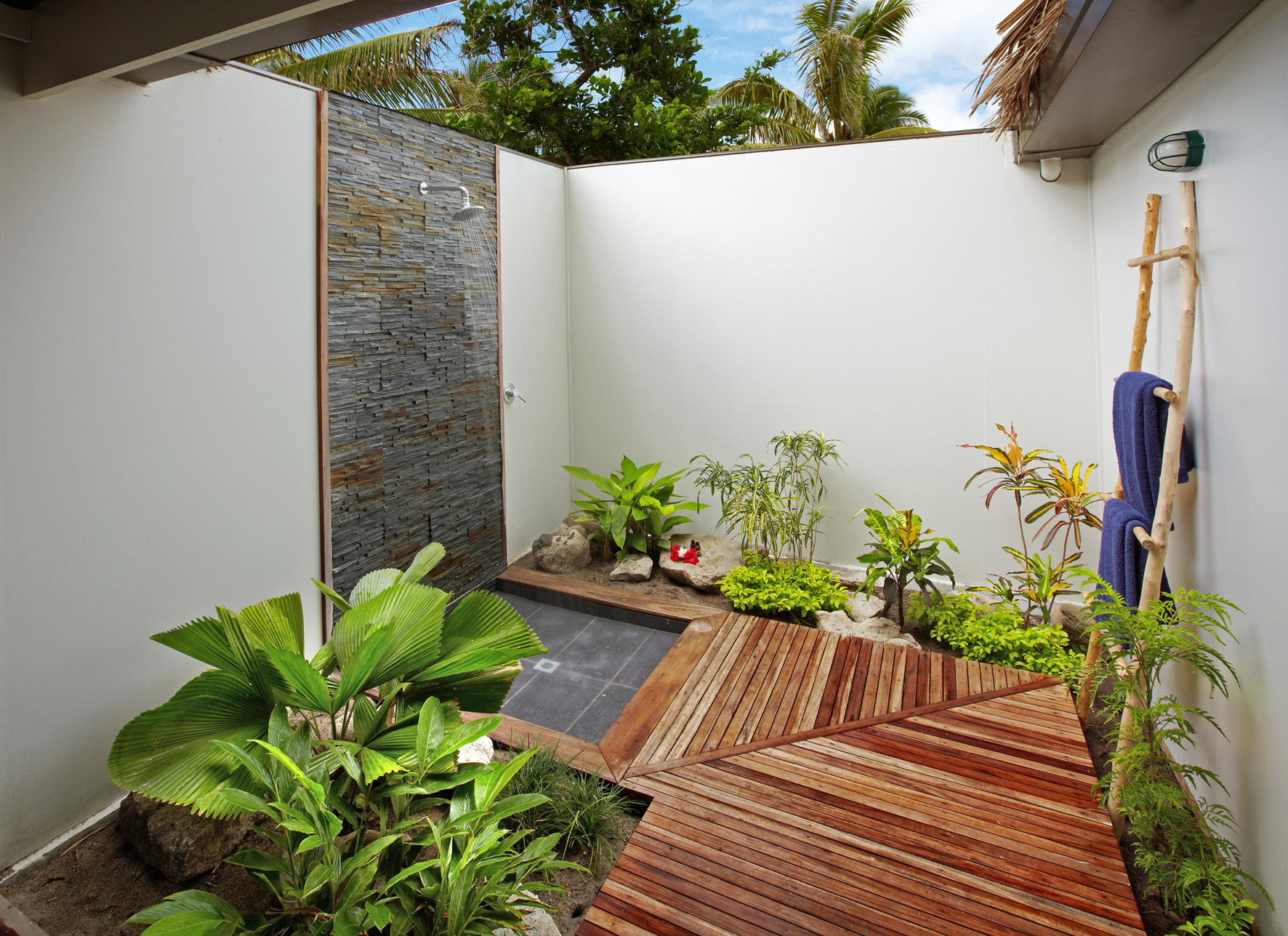 Тропические души. Летний душ в балийском стиле. Тропический душ на даче. Душ в тропическом стиле. Летний душ в тропическом стиле.