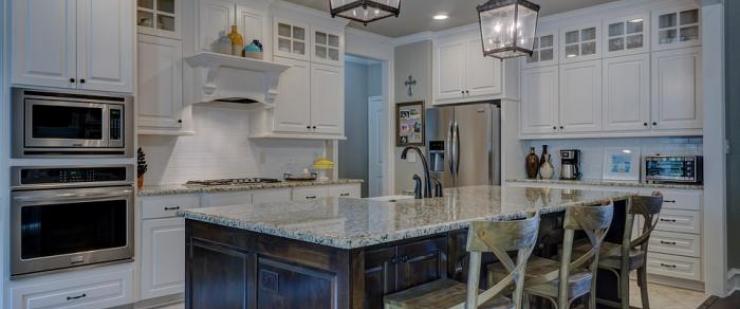 Battle of the stone benchtops: Natural vs. engineered stone