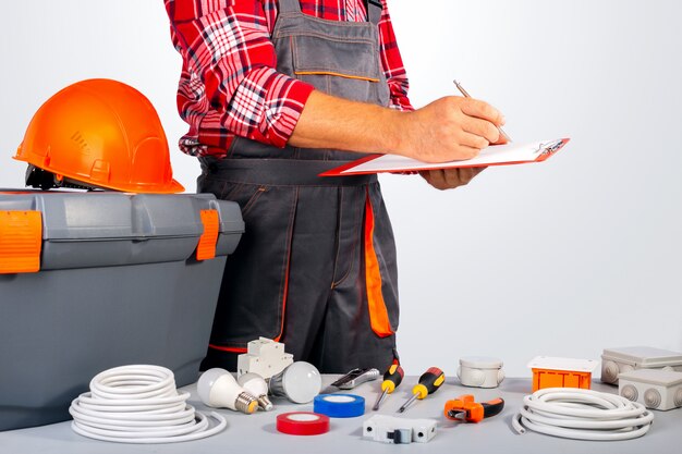 How to Choose the Right Electrician For Your Home