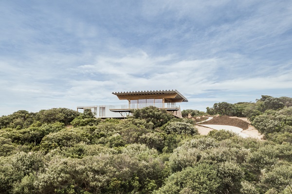 Dune House perched to capitalise on inspiring views